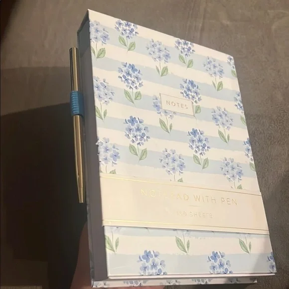 Floral 💙🩵 Notepad with Pen 150 sheets blue and white hydrangeas - Picture 5 of 16